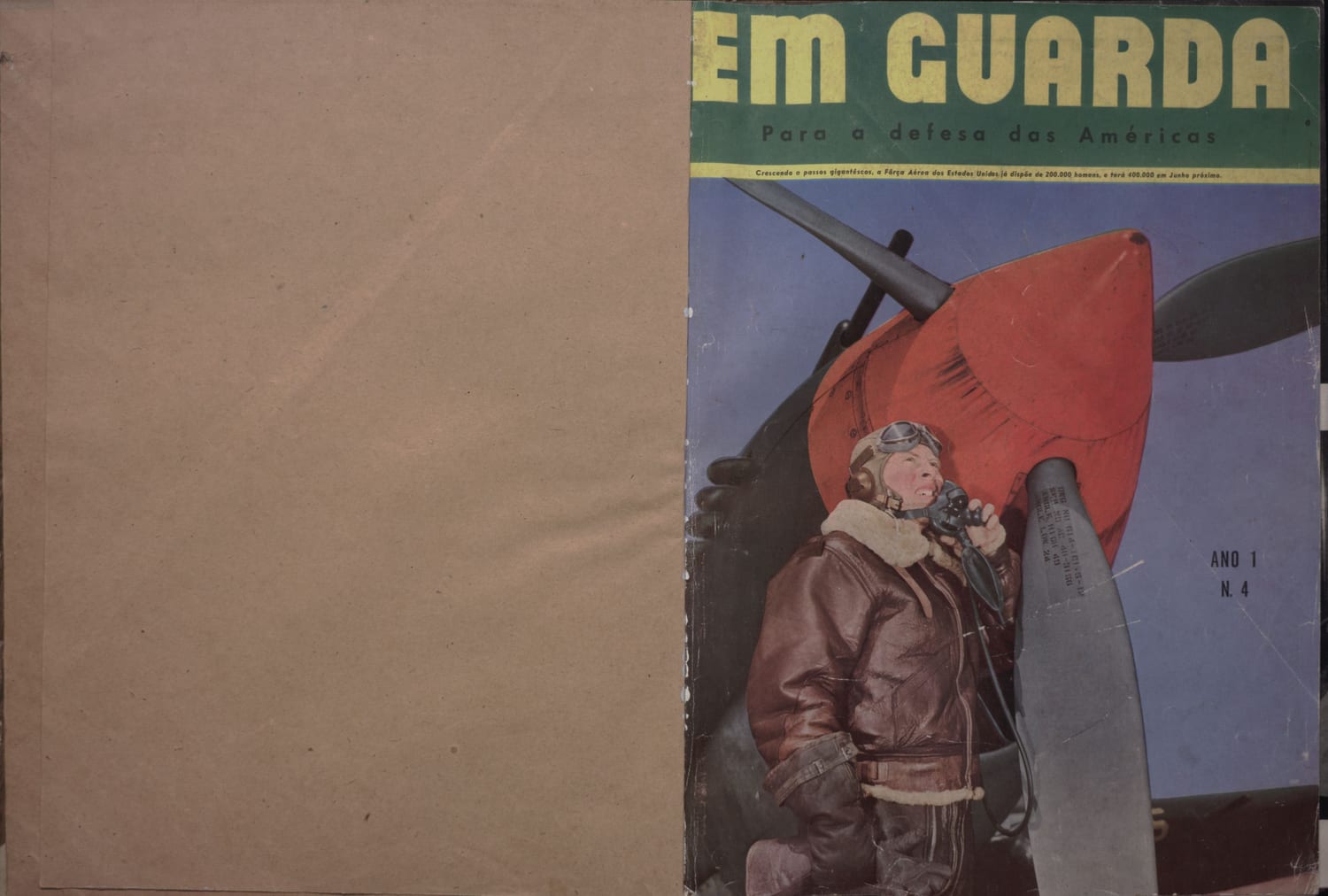 Retrato de aviador militar brasileiro com equipamento de voo profissional posicionado junto a aeronave