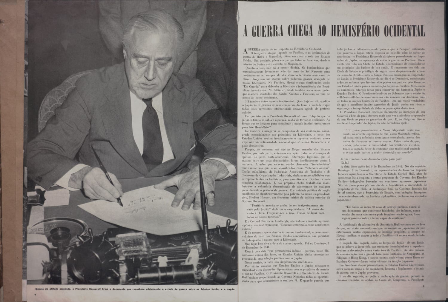 Imagem do Presidente Roosevelt assinando documento relacionado à declaração de guerra contra o Japão.