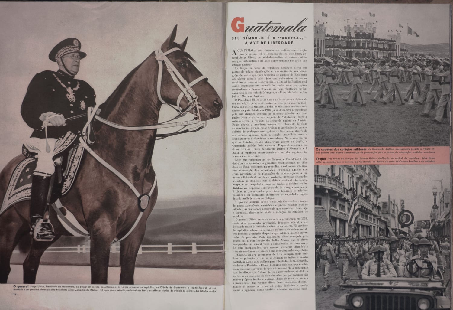 Fotografia oficial do General Jorge Ubico a cavalo em traje de gala presidencial.