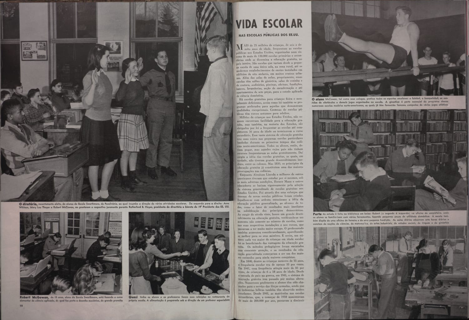 Cena de sala de aula com diretor e alunos em escola secundária americana