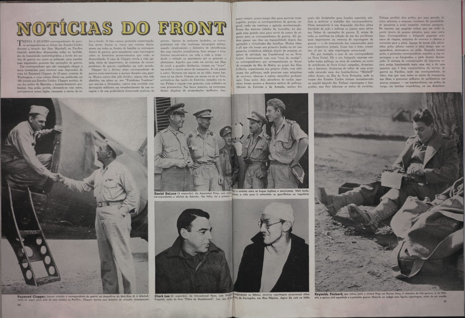 Fotografia de Raymond Clapper, correspondente de guerra, conversando com oficial militar.