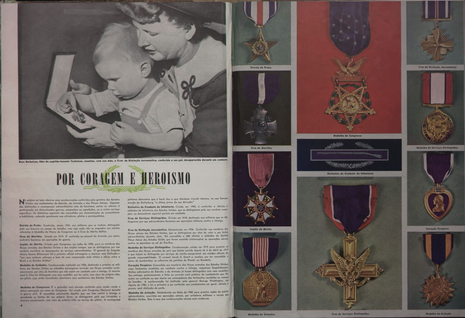 Fotografia de uma mulher e seu filho pequeno examinando a medalha Cruz de Distinção Aeronáutica recebida pelo pai desaparecido em combate.
