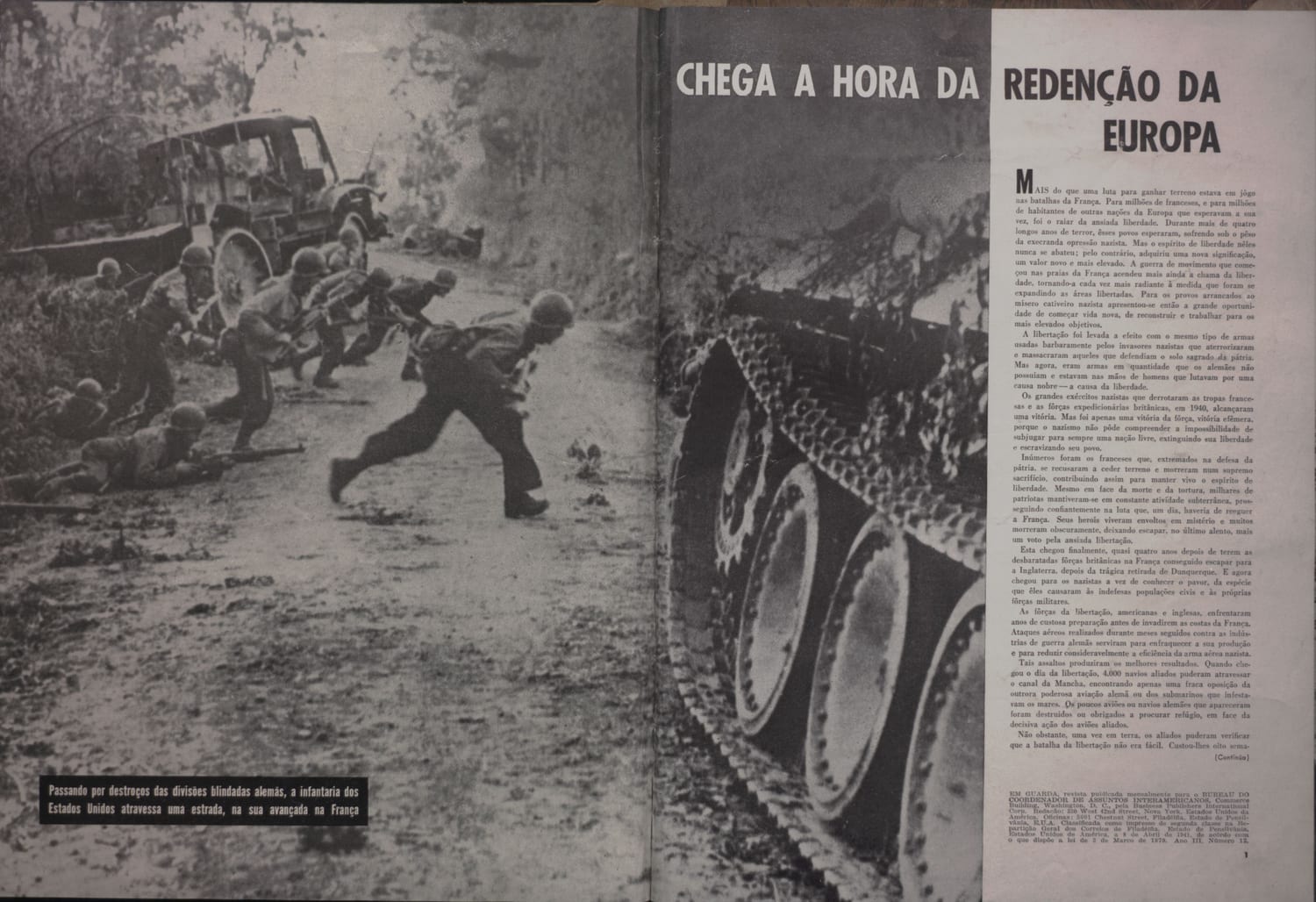 Fotografia mostrando infantaria dos Estados Unidos avançando na França entre destroços de blindados alemães durante a campanha de libertação.