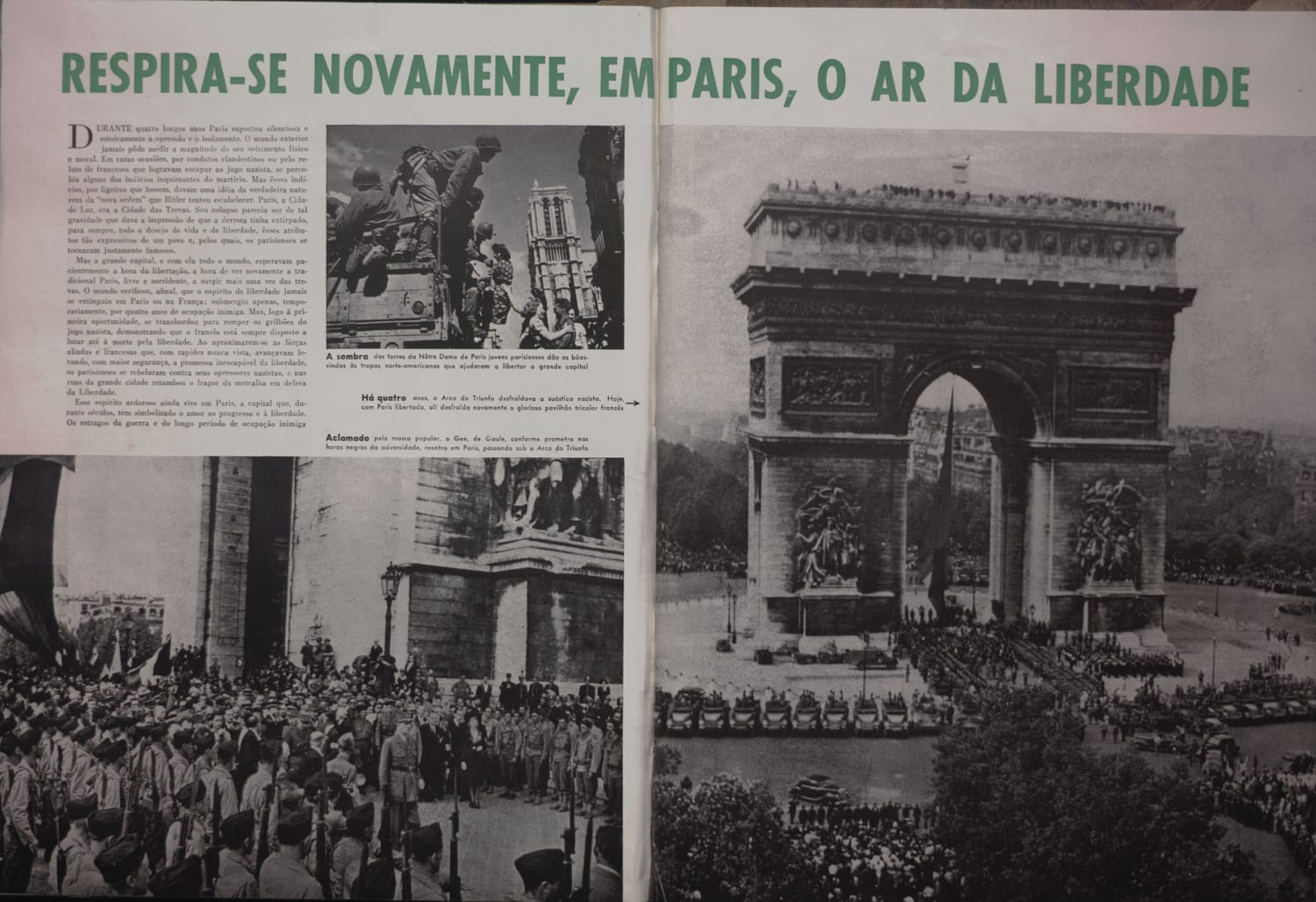 Parisienses celebram a chegada das tropas americanas libertadoras próximo à Notre-Dame.