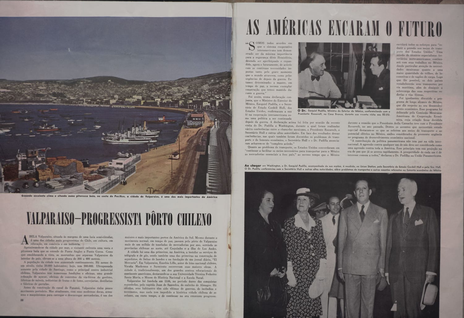 Fotografia aérea do porto de Valparaíso, no Chile, destacando sua localização privilegiada na costa do Pacífico.