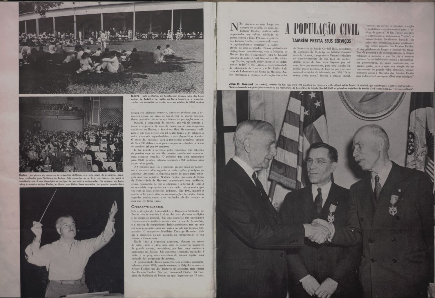 Registro fotográfico da cerimônia de entrega das Medalhas de Mérito Civil a John C. Garand e Dr. Albert White Taylor pelo Secretário de Estado Cordell Hull.