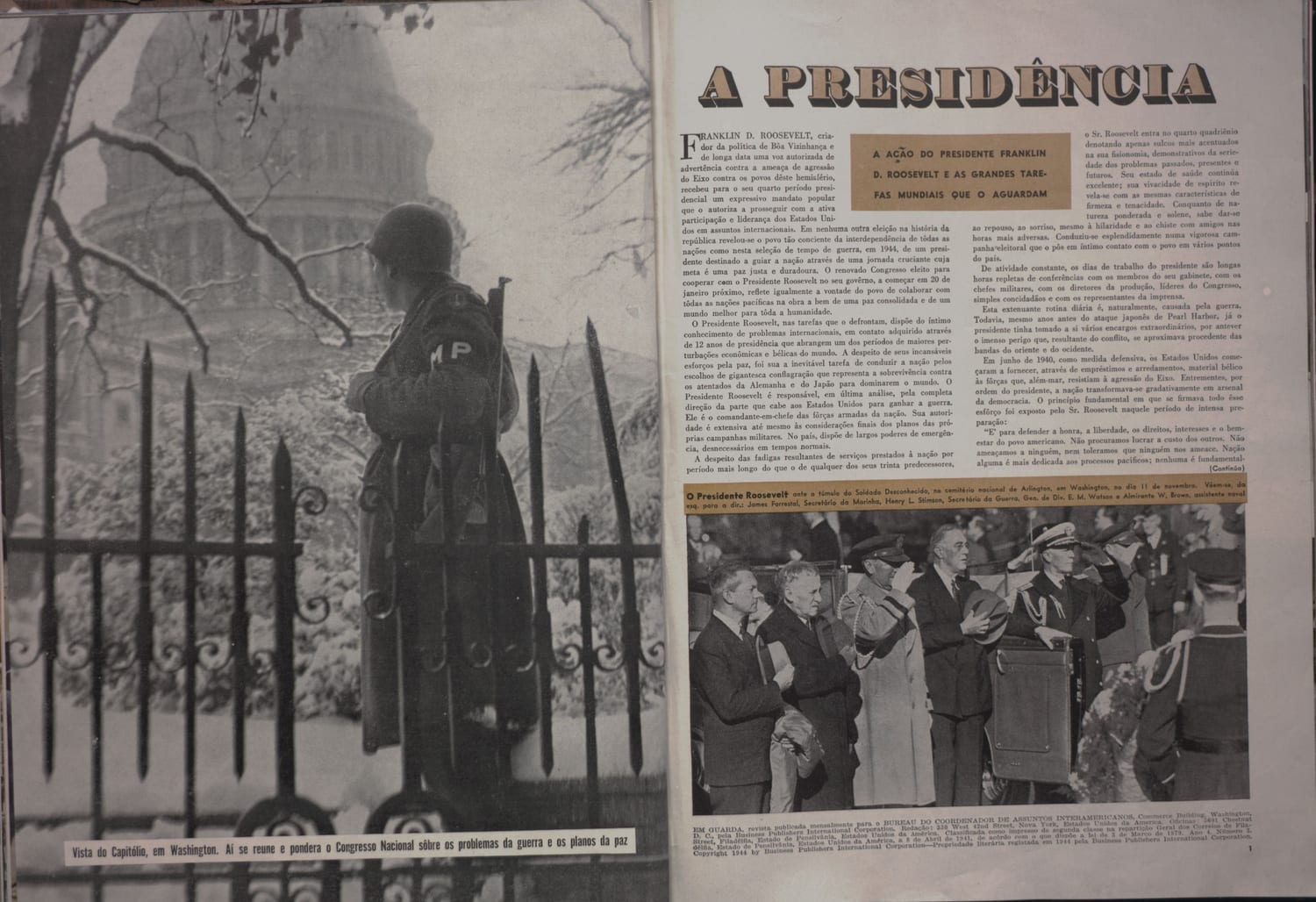 Imagem do Presidente Roosevelt em evento oficial em Arlington, Washington, com acompanhamento militar e diplomático.