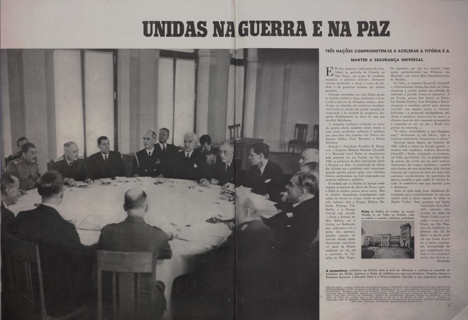 Foto da reunião de cúpula na Conferência de Yalta com Roosevelt, Churchill, Stalin e seus assessores ao redor de mesa redonda.