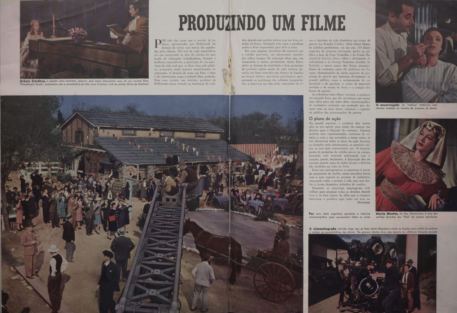 Cena de produção cinematográfica com múltiplos figurantes e equipamento de filmagem
