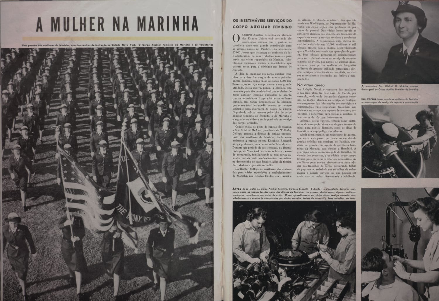 Fotografia de formatura do Corpo Auxiliar Feminino da Marinha mostrando centenas de mulheres uniformizadas.