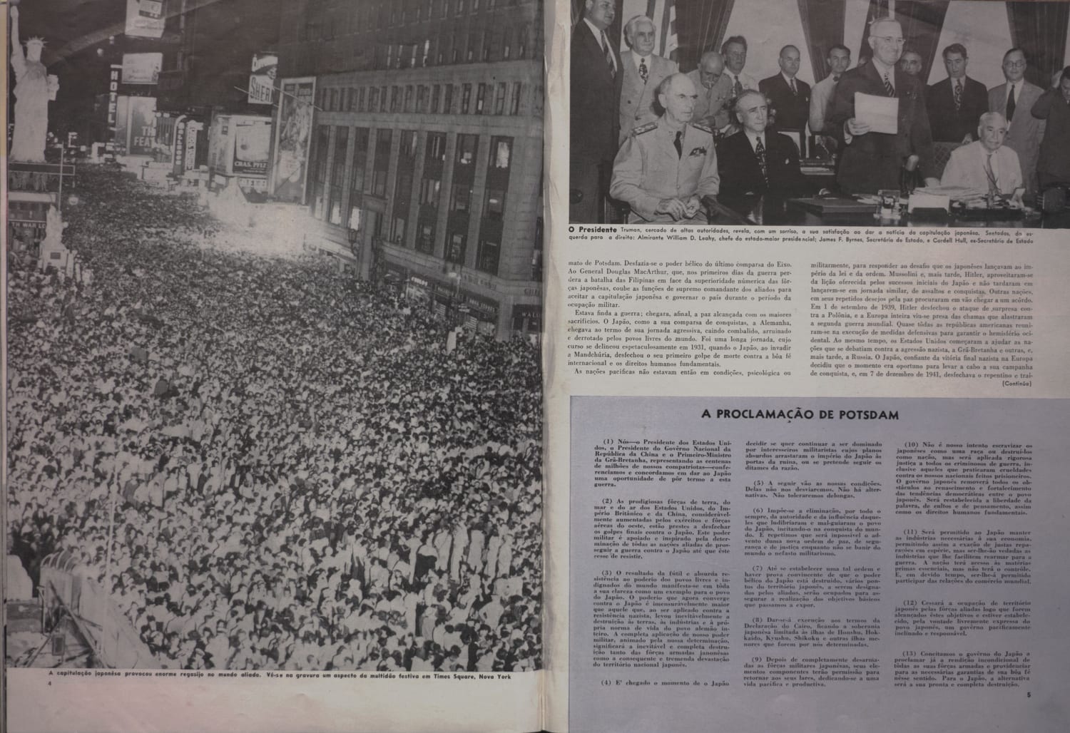 Fotografia de grande aglomeração de pessoas nas ruas de Nova York festejando o fim da guerra no Pacífico.