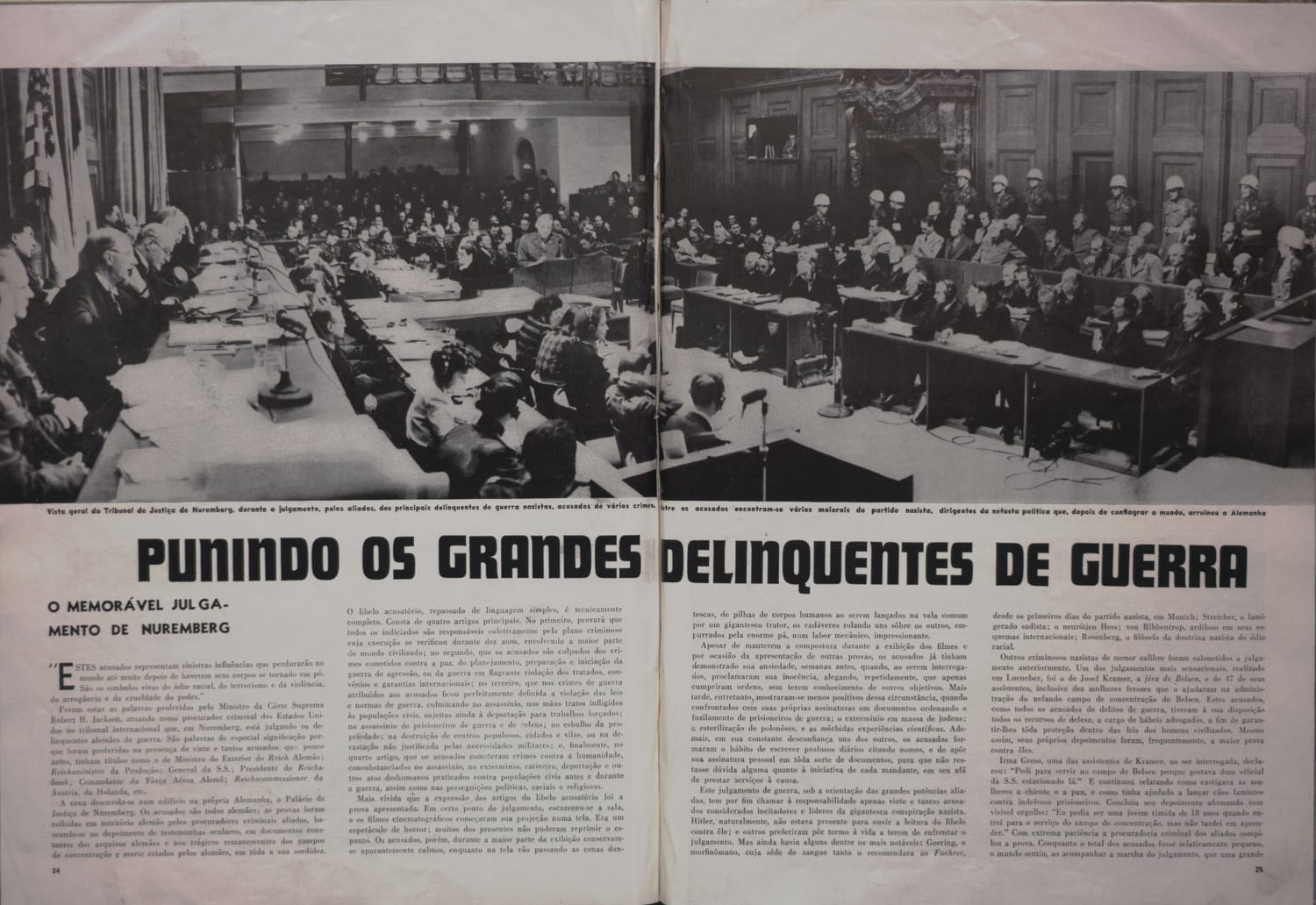 Fotografia panorâmica do interior do Tribunal de Nuremberg mostrando réus, juízes, advogados e soldados aliados durante o histórico julgamento dos criminosos de guerra nazistas.