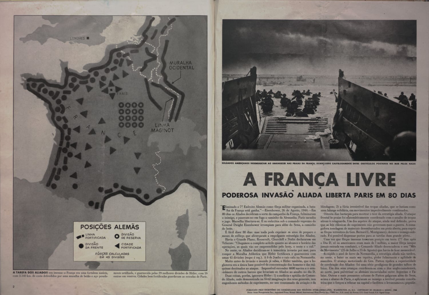 Fotografia icônica do desembarque aliado nas praias da Normandia, mostrando soldados americanos saindo das embarcações sob fogo inimigo.