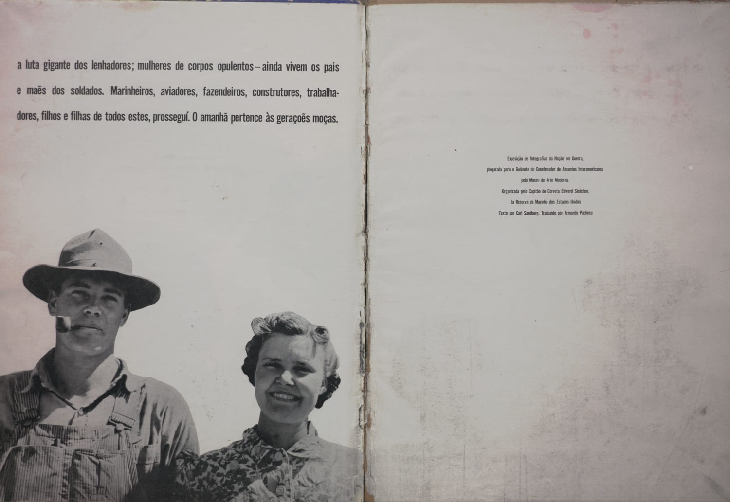 Imagem documental de casal rural americano, típica da fotografia social dos anos 1940, usada para ilustrar o tema do povo trabalhador em tempo de guerra.